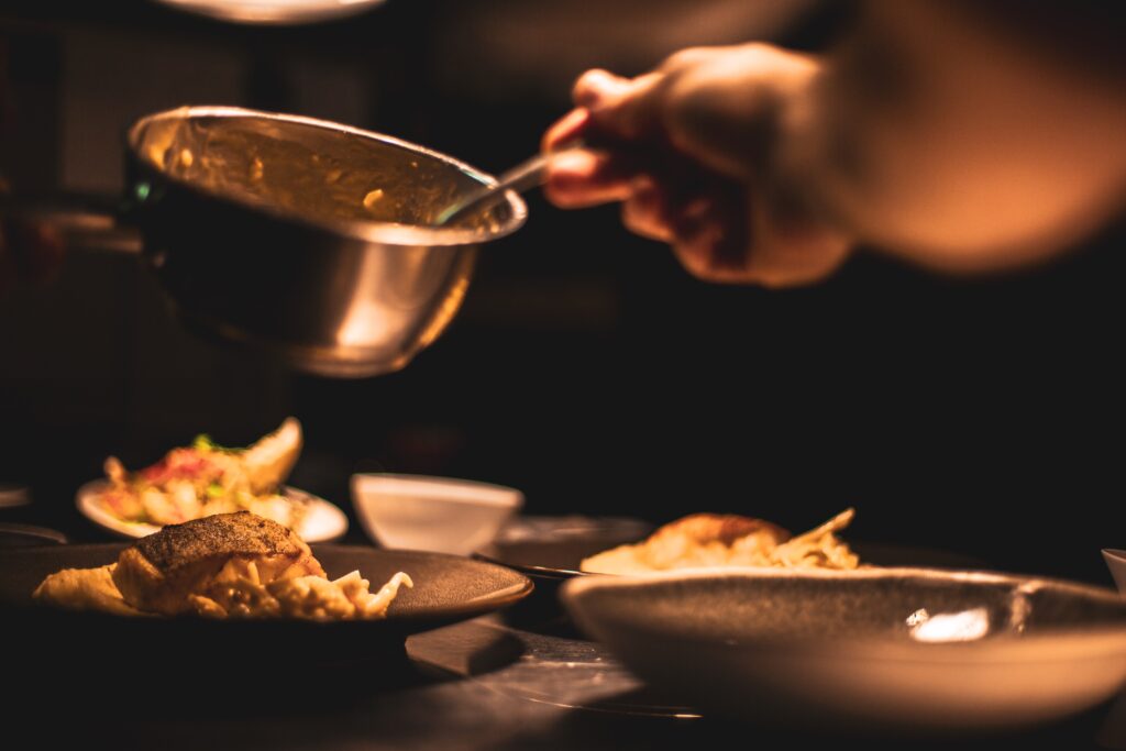 Chef elaborando un plato de pescado